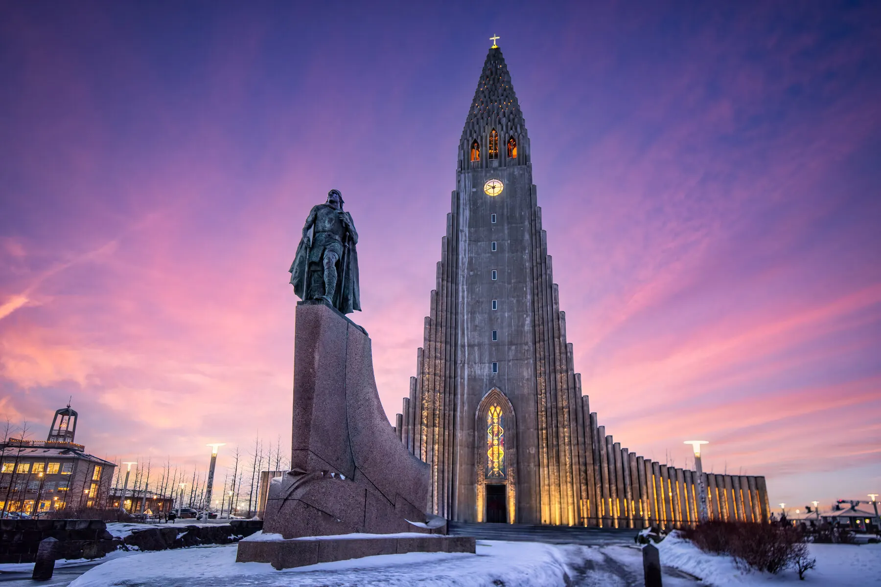 Hallgrímskirkja church and the Leif Erikson statue lit up at dusk